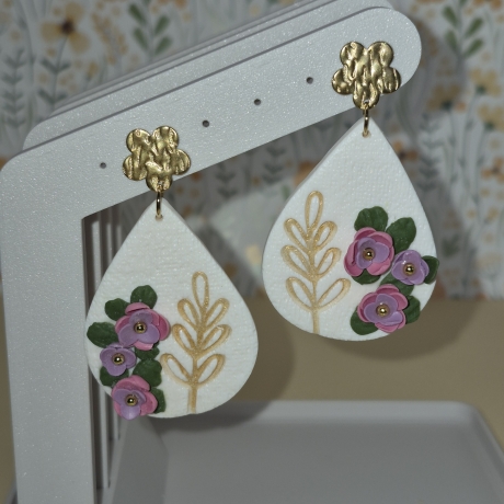 Handgefertigte Blumen-Ohrringe: Florale Eleganz in Pastellfarben