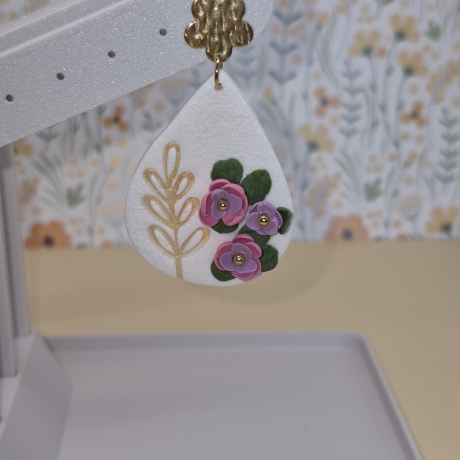 Handgefertigte Blumen-Ohrringe: Florale Eleganz in Pastellfarben