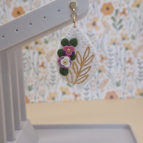 Bezaubernde Blumen-Ohrstecker in Tropfenform – Handgefertigt