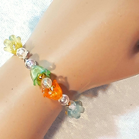 Kinder-Armband Schmuck elastisch Perlen gefädelt Bunte Blüten