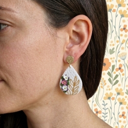 Handmade Polymer Clay Ohrringe – Florale Eleganz in Tropfenform