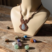 Makramee Kette mit Coelestin Stein