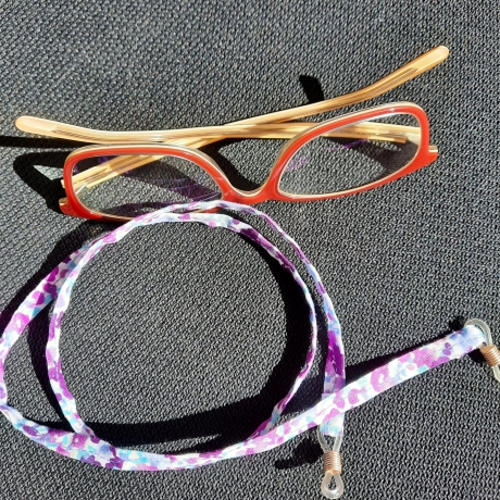 Brillenband in verschiedenen Lila Tönen