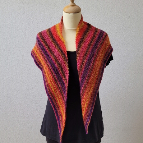 Fröhlich buntes kuscheliges Dreieckstuch, Handgestrickt