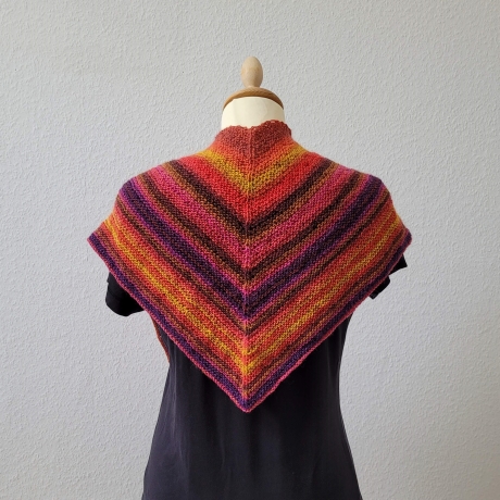 Fröhlich buntes kuscheliges Dreieckstuch, Handgestrickt