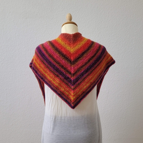 Fröhlich buntes kuscheliges Dreieckstuch, Handgestrickt