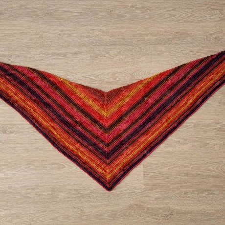 Fröhlich buntes kuscheliges Dreieckstuch, Handgestrickt