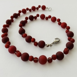 Kette mit Polarisperlen in bordeaux rot