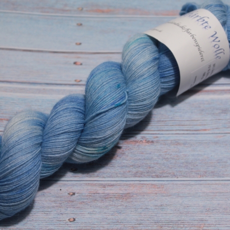 Handgefärbte 4-fädige Sockenwolle BFL Platinum 22/1