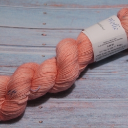Handgefärbte 4-fädige Sockenwolle BFL Platinum 22/75 Handgefärbte 4-fädige Sockenwolle BFL Platinum 22/75