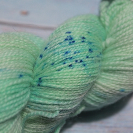 Handgefärbte 2-fädige Sockenwolle BFL Platinum HighTwist 22/23