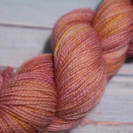 Handgefärbte 2-fädige Sockenwolle BFL Platinum HighTwist 22/40