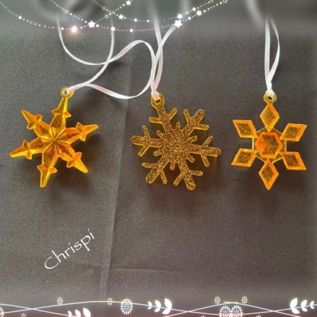 Drei Schneeflocken in Gold