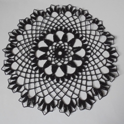 Häkeldeckchen aus schwarzem Baumwollgarn 