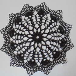 Schönes Häkeldeckchen aus schwarzem Baumwollgarn mit 12 Spitzen 