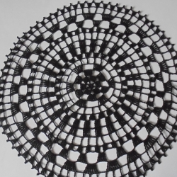 Häkeldeckchen aus schwarzem Baumwollgarn sehr filigran-ca 35 cm