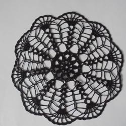 Schönes Häkeldeckchen aus schwarzem Baumwollgarn  ca 28 cm