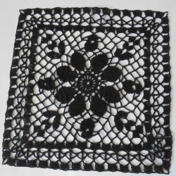 DAS KLEINE SCHWARZE- Häkeldeckchen aus schwarzem Baumwollgarn 