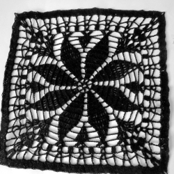 DAS KLEINE SCHWARZE- Häkeldeckchen aus schwarzem Baumwollgarn 