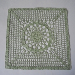 handgefertigtes Häkeldeckchen aus lindgrünem Baumwollgarn 