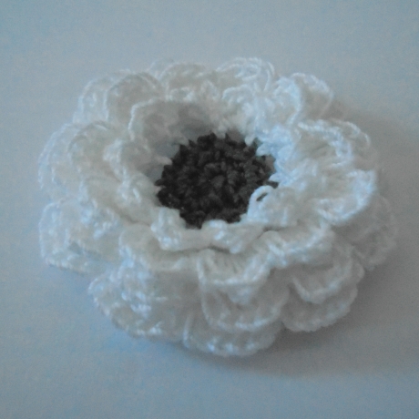 Häkelblüten -Blume von Srebrenica-gefertigt-Handgehäkelt-gehäkelt