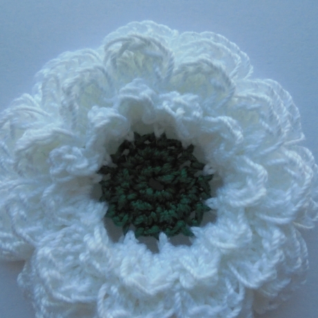Häkelblüten -Blume von Srebrenica-gefertigt-Handgehäkelt-gehäkelt