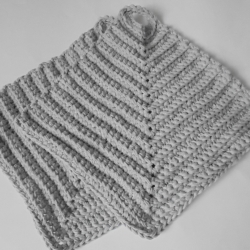 Gehäkelte Topflappen im 2er Set aus mittelgrau BW, ä. Schulgarn