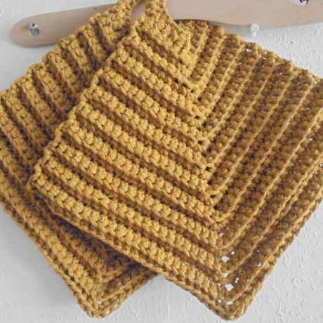 Gehäkelte Topflappen 2er Set aus curryfarbener BW, ä. Makramee