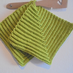 Bunte Topflappen gehäkelt aus linggrünem Baumwollegarn-Maigrün