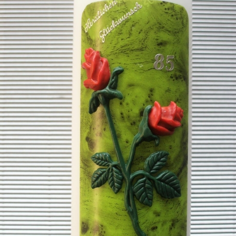 3004 Geburtstagskerze grün mit roter Rose