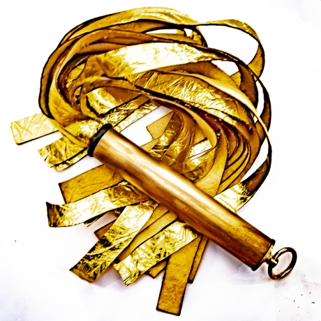 Medea. 61cm/24 Flogger aus goldenem Ziegenleder