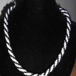 Rocailles-Kette Weiß/Schwarz, 47 cm, handmade, Magnetverschluss 