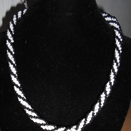 Rocailles-Kette Weiß/Schwarz, 47 cm, handmade, Magnetverschluss 