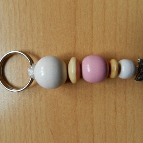 Schlüsselanhänger in verschiedenen Farben mit Metallanhänger