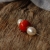 Rote Keramik und weiße Perlen an Edelstahl-Halsreif