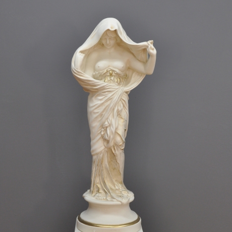 Schöne Figur einer Frau, die mit einem Tuch bedeckt ist. 81 cm.