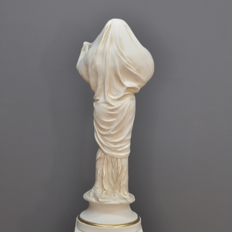 Schöne Figur einer Frau, die mit einem Tuch bedeckt ist. 81 cm.