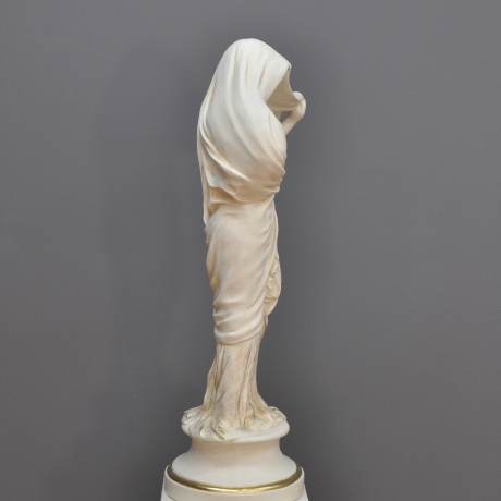 Schöne Figur einer Frau, die mit einem Tuch bedeckt ist. 81 cm.