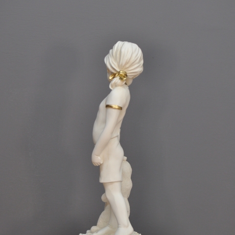 Figur eines Mädchens mit Teddybär. 54 cm.