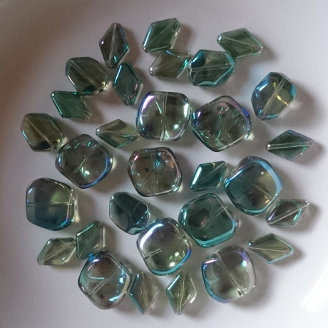 30 St. große Glasperlen Mix 15 - 18 mm AB Farbe grün Loch 1 mm