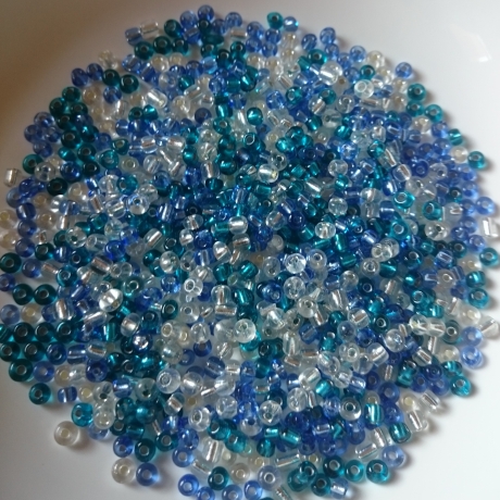 600 St. Glasperlen Mix Rocailles petrol, blau, weiß 3 - 4 mm