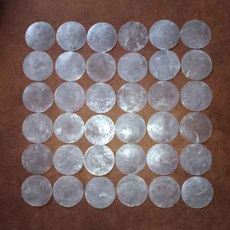 36 Capizmuscheln Perlmuttscheiben 5 cm weiß / natur