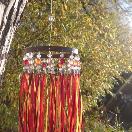 leuchtendes Windspiel Glasperlen Bänder 65cm rot orange gelb