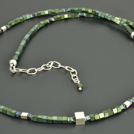 Minimalistische Hämatitwürfelkette 925er Silber blau grün zart