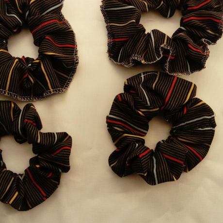 1Haargummi Scrunchie Upcycling Haarscrunchie aus Stoff verziert