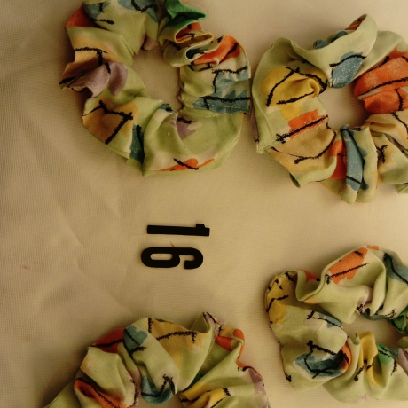 1Haargummi Scrunchie Upcycling Haarscrunchie aus Stoff verziert