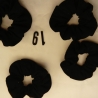 1Haargummi Scrunchie Schwarz Haarscrunchie aus Stoff verziert