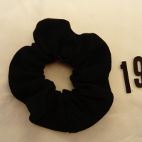 1Haargummi Scrunchie Schwarz Haarscrunchie aus Stoff verziert