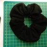 1Haargummi Scrunchie Schwarz Haarscrunchie aus Stoff verziert