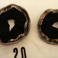 1Haargummi Scrunchie Schwarz Haarscrunchie aus Stoff verziert